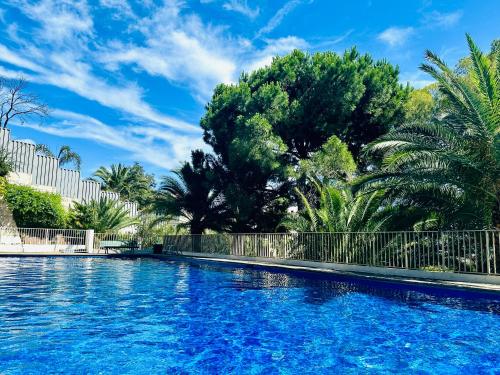 Luxury 130m2 AC, Terrace, Pool, Parking - Steps to beach, 5 min Palais des Festivals 3BR-3BA