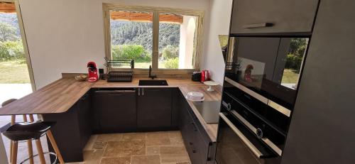 Kitchen, VILLA L'ESTEREL AVEC PISCINE VUE MER -MANDELIEU 06210- 6 Pers in L'Escaillon