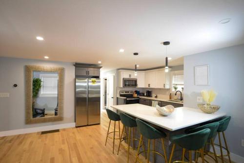 ห้องครัว, LakeAccess 4 Bed 3 Full Bath HOT TUB in บิลเลริกา (MA)