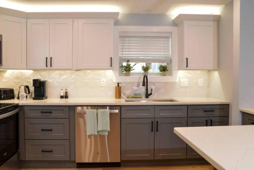 ห้องครัว, LakeAccess 4 Bed 3 Full Bath HOT TUB in บิลเลริกา (MA)