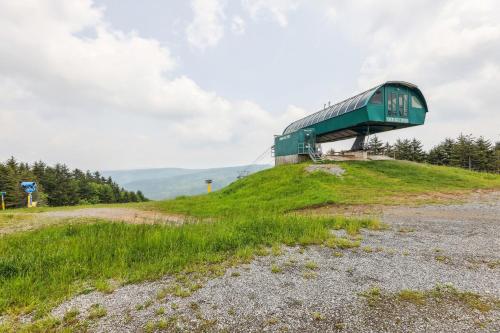 Cozy Snowshoe Condo Rental Walk to Chair Lift! in Snowshoe, USA