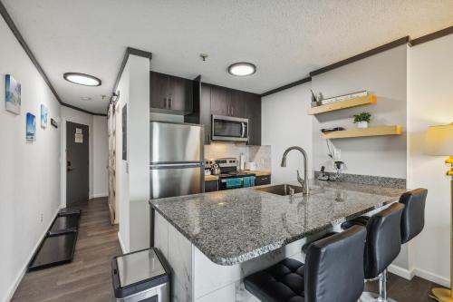 Cozy Snowshoe Condo Rental Walk to Chair Lift! in Snowshoe, USA