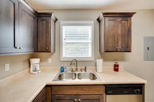 Benton Vacation Rental Near Kentucky Lake! in Aurora, USA