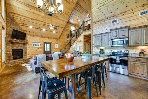 Hot Tub and Fire Pit at Broken Bow Cabin! in Broken Bow, USA