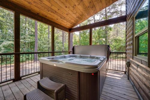 Hot Tub and Fire Pit at Broken Bow Cabin! in Broken Bow, USA