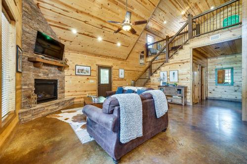 Hot Tub and Fire Pit at Broken Bow Cabin! in Broken Bow, USA