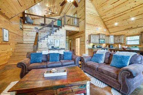 Hot Tub and Fire Pit at Broken Bow Cabin! in Broken Bow, USA