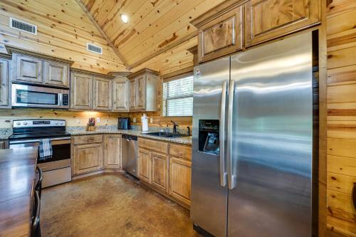 Hot Tub and Fire Pit at Broken Bow Cabin! in Broken Bow, USA