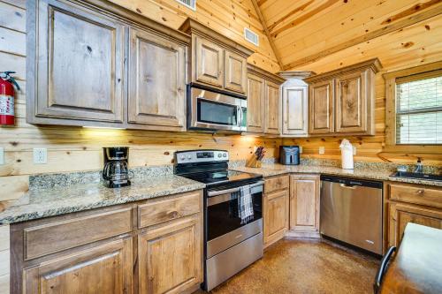 Hot Tub and Fire Pit at Broken Bow Cabin! in Broken Bow, USA