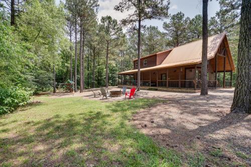 Hot Tub and Fire Pit at Broken Bow Cabin! in Broken Bow, USA