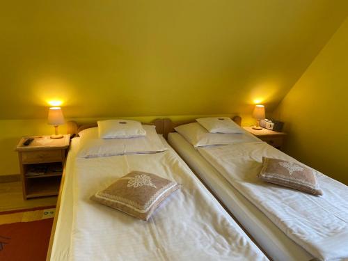3 twin beds