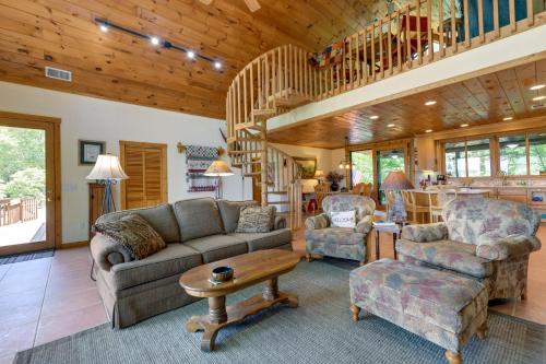 Almond Vacation Rental with Mountain Views! near Cherokee Bear Zoo