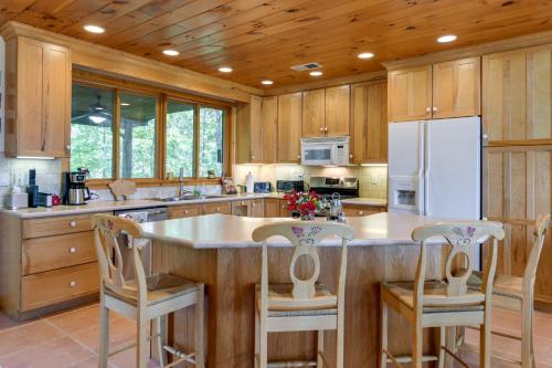 Almond Vacation Rental with Mountain Views! near Cherokee Bear Zoo