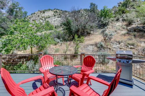 New Castle Getaway with Grill and Mountain Views! in New Castle (CO)