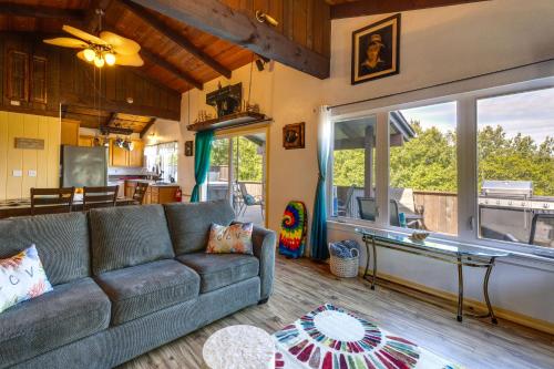 Hot Tub, Deck and Views Waldport Getaway! in วัลด์พอร์ต (OR)