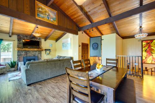 Hot Tub, Deck and Views Waldport Getaway! in วัลด์พอร์ต (OR)