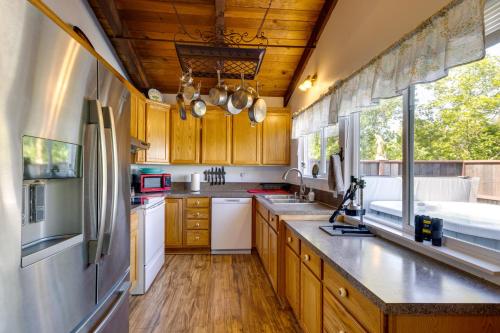 Hot Tub, Deck and Views Waldport Getaway! in วัลด์พอร์ต (OR)