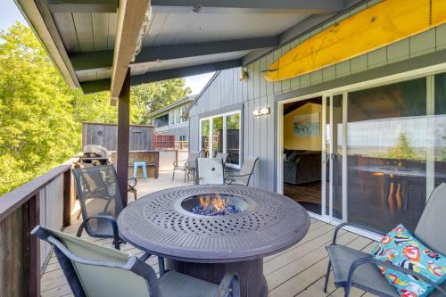 Hot Tub, Deck and Views Waldport Getaway! in วัลด์พอร์ต (OR)