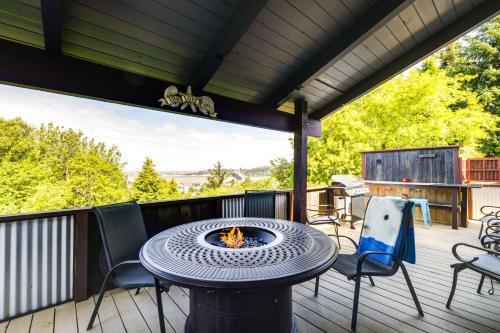 Hot Tub, Deck and Views Waldport Getaway! in วัลด์พอร์ต (OR)