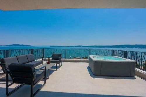 Beachfront Villa Sol&Mar with heated pool and jacuzzi – khách sạn tại Kastel Stafilic