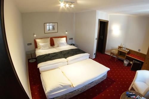 1 king bed, 1 twin bed