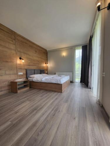 1 queen bed, 1 sofa bed