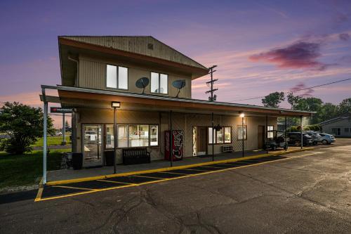Great Lakes Inn&Suites - Hotel - South Haven