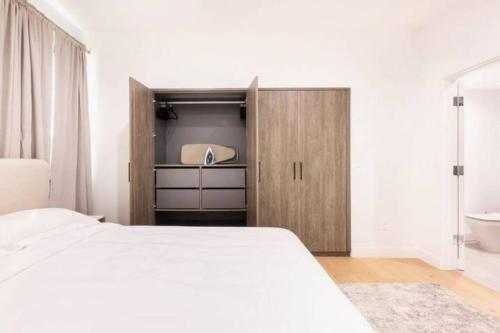 Brand NEW Luxury 2bd Townhouse Pet-Friendly FREE Parking in Los Angeles, USA