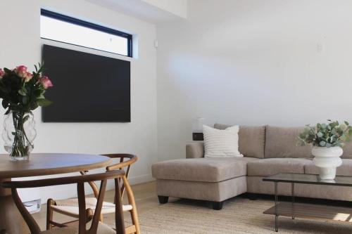 Brand NEW Luxury 2bd Townhouse Pet-Friendly FREE Parking in Los Angeles, USA