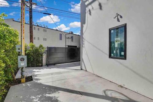 Brand NEW Luxury 2bd Townhouse Pet-Friendly FREE Parking in Los Angeles, USA