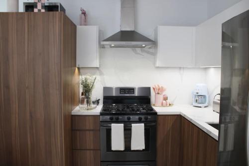 Brand NEW Luxury 2bd Townhouse Pet-Friendly FREE Parking in Los Angeles, USA