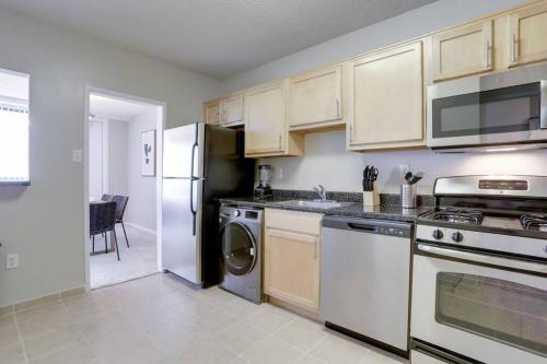 Wonderful 2BR Apartment at Crystal City With Gym in Arlington, USA