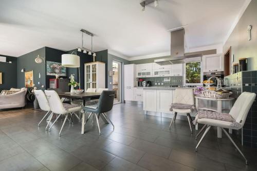 Iekārtas, Private Luxury Holiday Home With Pool -Lola - in Cista Provo