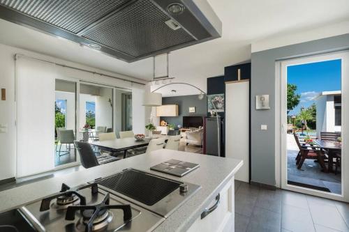 virtuve, Private Luxury Holiday Home With Pool -Lola - in Cista Provo