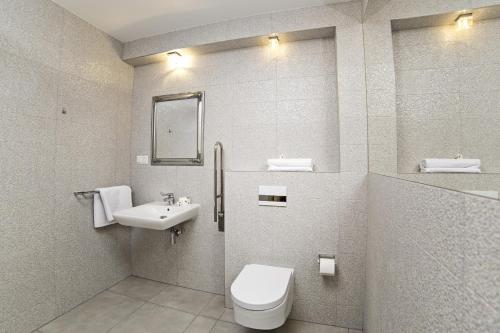 Aspen Deluxe Residence - image 8