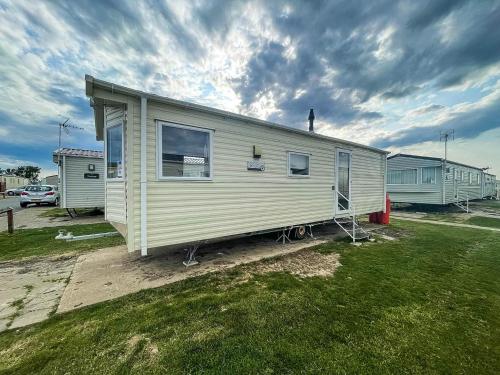 Lovely 6 Berth Caravan At Seawick Holiday Park In Essex Ref 27008s - Hotel - Clacton-on-Sea