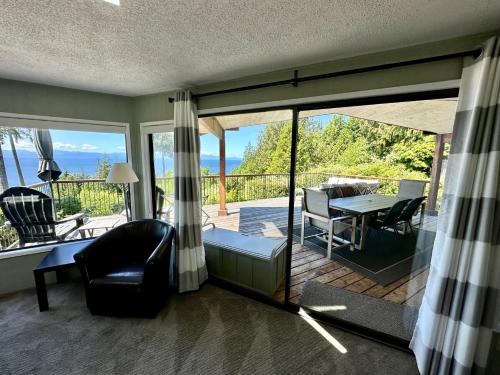 Barooga: Stunning View Home in Halfmoon Bay, Canada