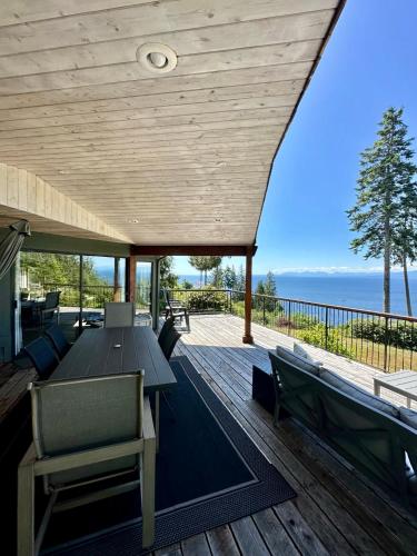 Barooga: Stunning View Home in Halfmoon Bay, Canada