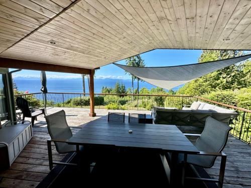 Barooga: Stunning View Home in Halfmoon Bay, Canada