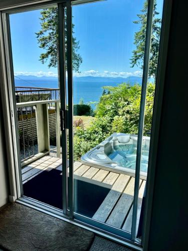 Barooga: Stunning View Home in Halfmoon Bay, Canada in Halfmoon Bay, Canada