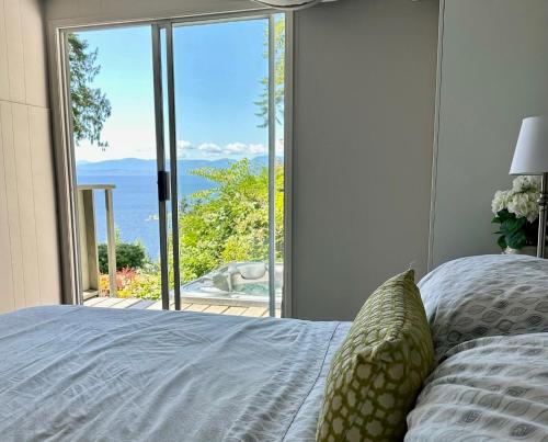 Barooga: Stunning View Home in Halfmoon Bay, Canada in Halfmoon Bay, Canada