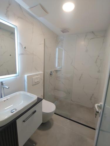 Deluxe Triple Room image 3