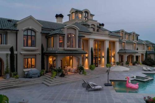 Lakefront Luxury Villa in Alexander City, USA