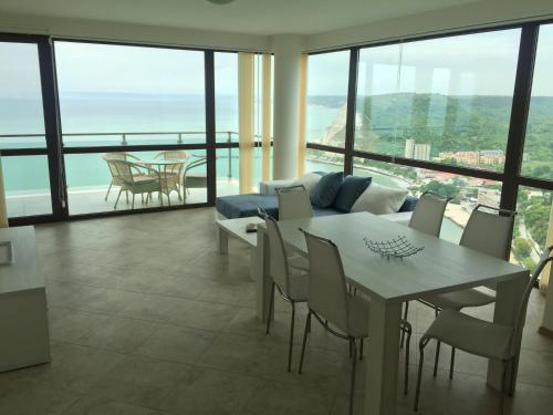2 bedrooms, 3 beds