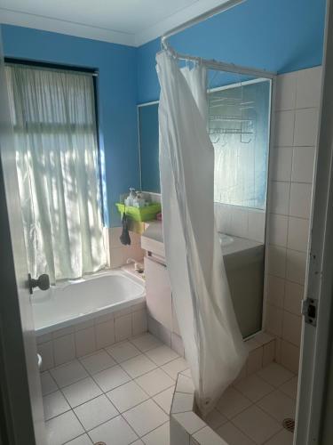 Single room share bathroom and kitchen in كانينج فالى
