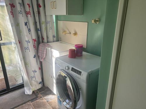 Single room share bathroom and kitchen in كانينج فالى