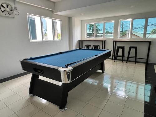 Obiekty rekreacyjne, Apartament (100 m²) w okolicy Batu Burok z 1 sypialnią/ami i 1 łazienką/ami (K SUITES HOTEL) in Batu Burok