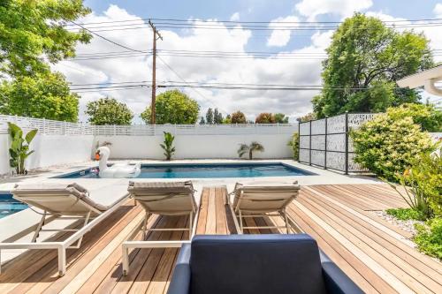 New luxury entertaining house with Pool Spa Sauna Tesla charger Pets, Los Angeles