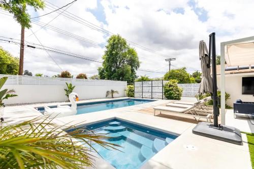 New luxury entertaining house with Pool Spa Sauna Tesla charger Pets, Los Angeles (photo 3)
