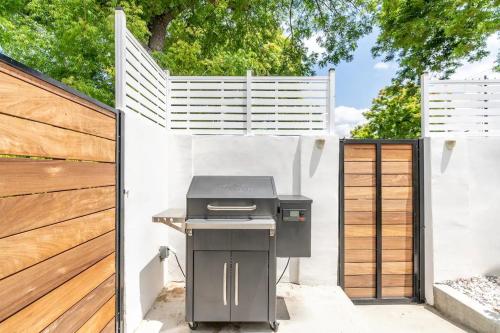 New luxury entertaining house with Pool Spa Sauna Tesla charger Pets, Los Angeles (photo 8)